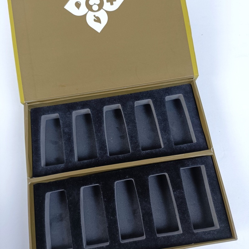 Factory Custom Cardboard UV Varnishing Magnetic Gift Box with Lining – Gift Box and Custom Box price